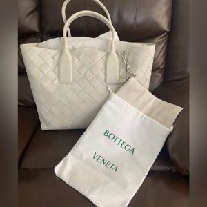 BNWT Bottega Veneta Medium Cabot w pouch and dustbags